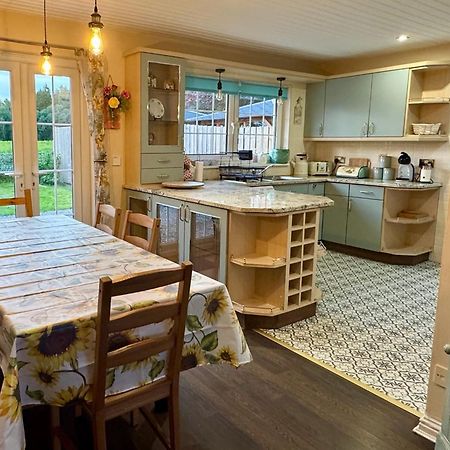 Finn Village "Mountain View Cottage" Private Garden, 9-Seater Hot Tub, Firepit & Pizza Stove Drymen Exterior photo
